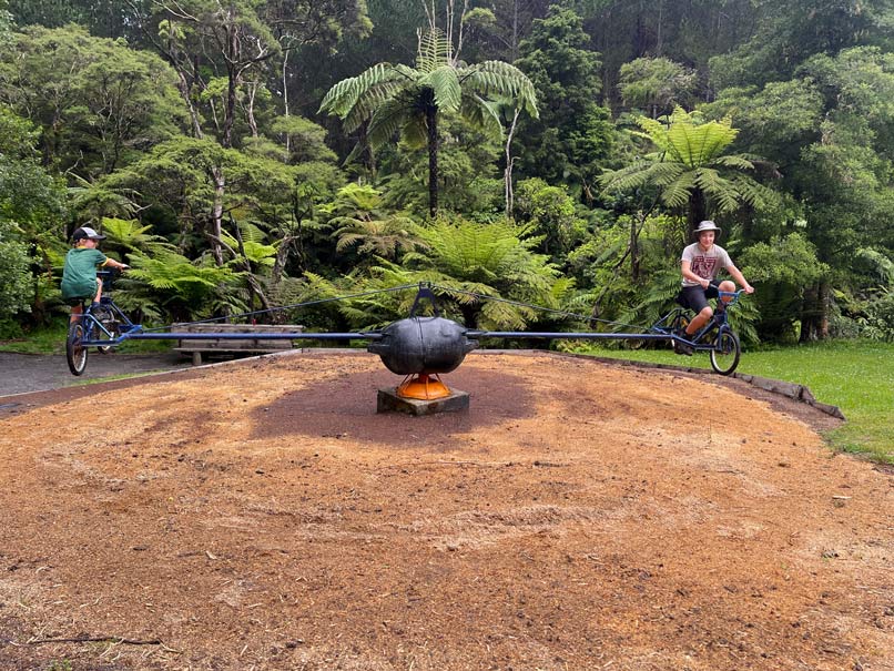 kinder-auf-fliegenden-fahrraeder-karussell-the-waterworks-spielplatz-neuseeland