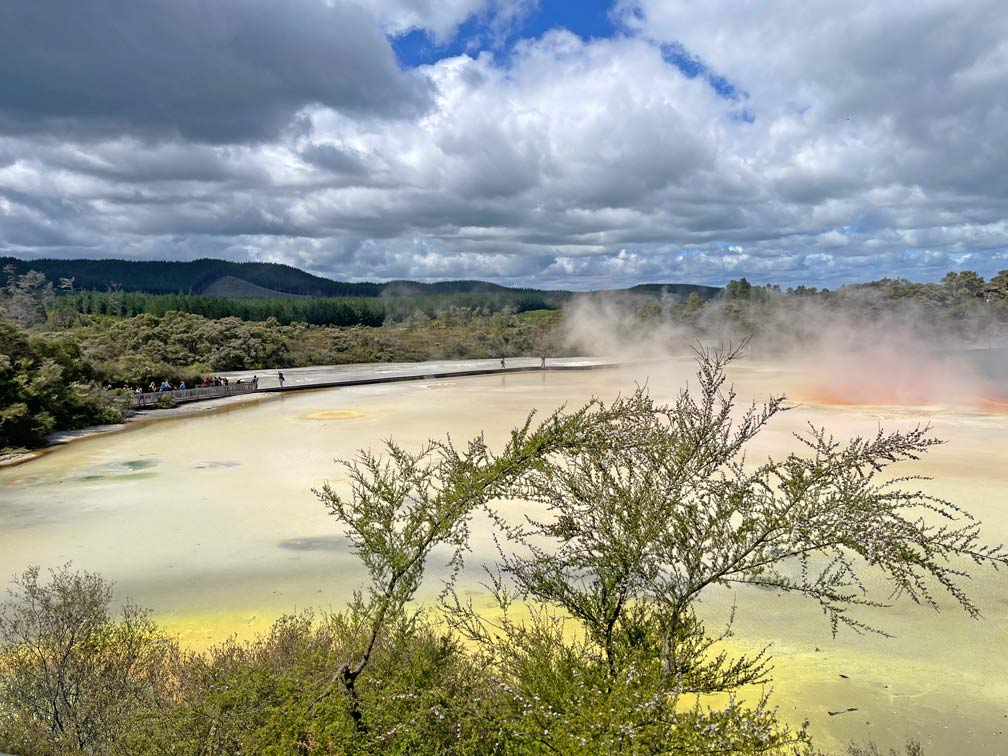 vulkanisches-gebiet-wai-o-tapu-bunte-landschaft-rotorua-neuseeland