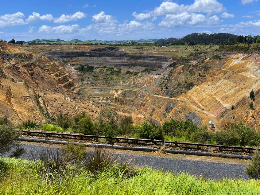 blick-in-offene-goldmine-waihi-in-neuseeland-nordinsel