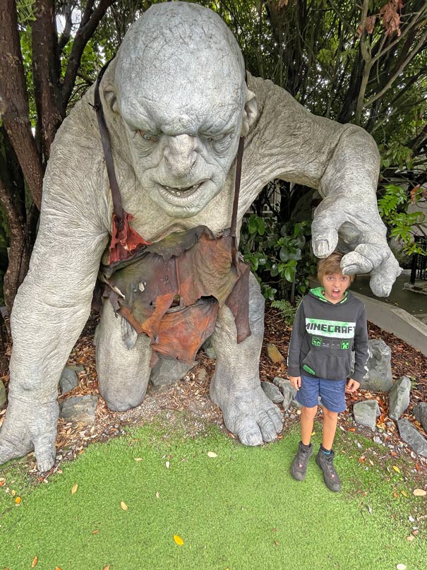 Route Nordinsel Neuseeland - 7 unvergessliche Highlights für euren Roadtrip mit Mietwagen oder Camper weta-cave-erfahrungsbericht-lohnt-es-sich-wellington-mit-kind