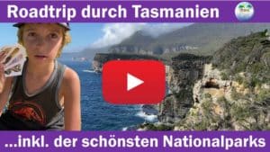 Video-Roadtrip-Tasmanien-Kind-mit-Spielkarten-an-Kueste