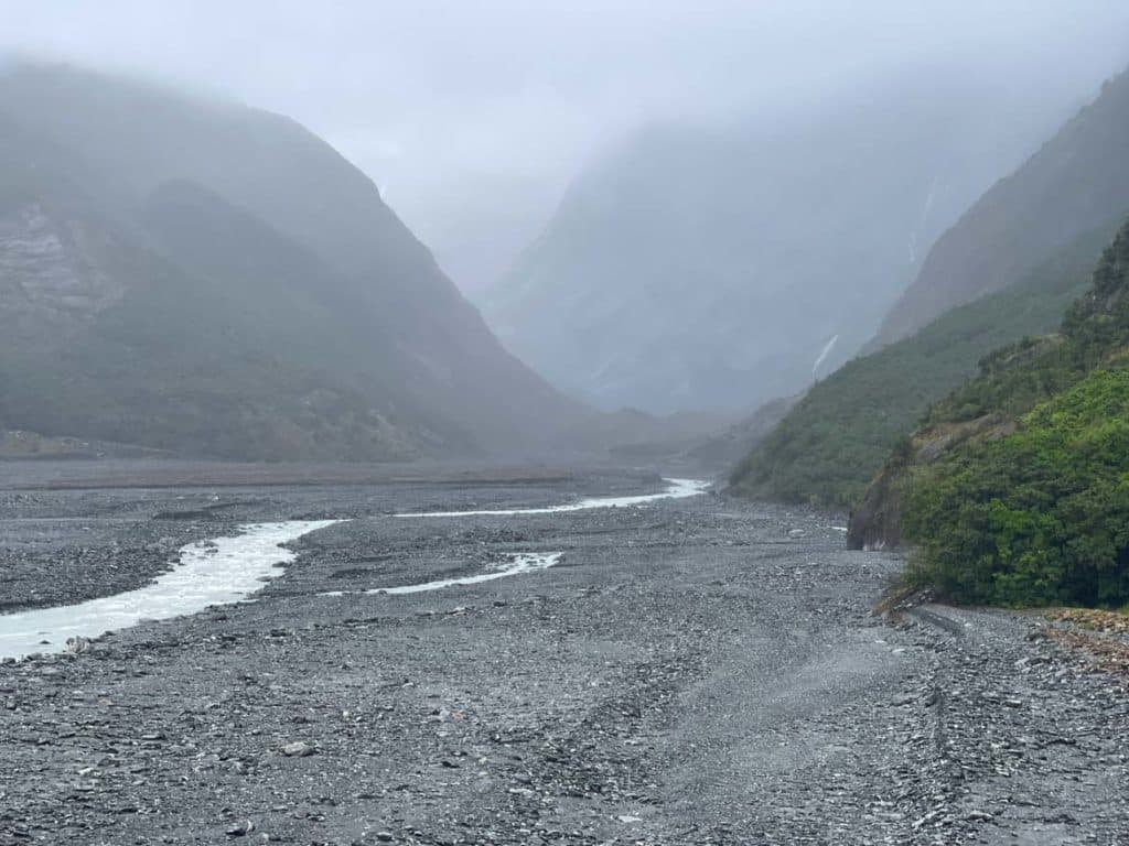 nebel-versperrt-sicht-auf-gletscherzunge-franz-josef-gletscher-neuseeland