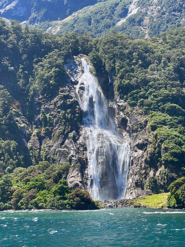 bowman-falls-bootsfahrt-milford-sound-mit-kindern