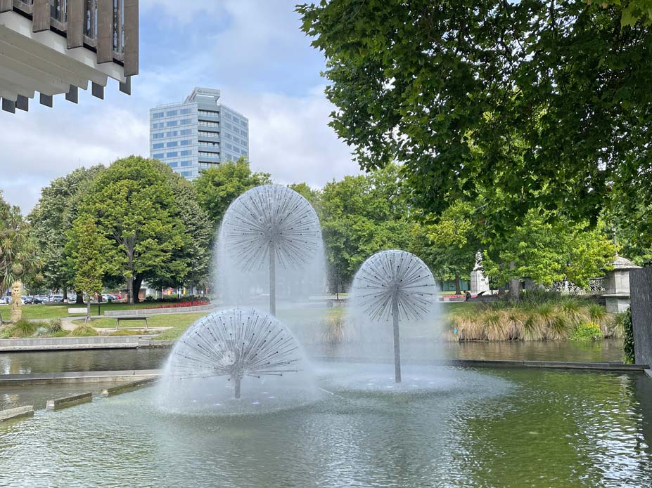 springbrunnen-die-wie-pusteblumen-aussehen-in-christchurch-neuseeland