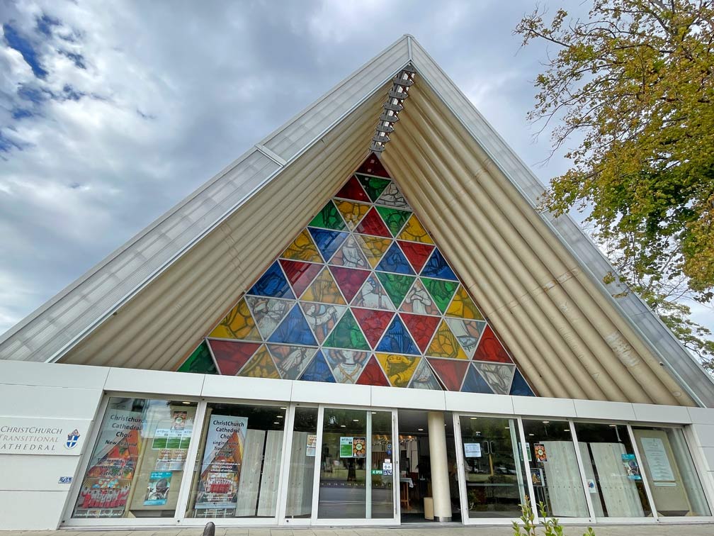 weisse-kirche-in-christchurch-mit-bunten-fenstern