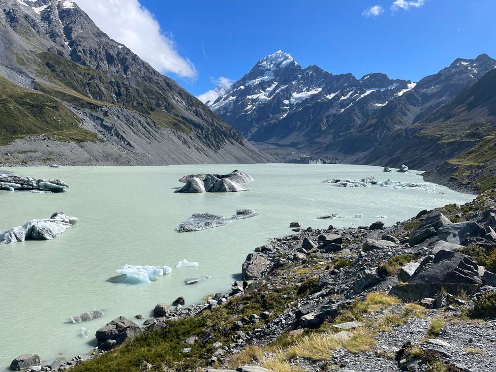 gletschersee-mit-eisbloecken-und-hohem-mount-cook-im-hintergrund