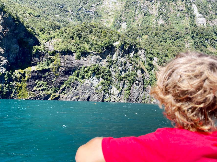 kajakfahrer-milford-sound-neuseeland