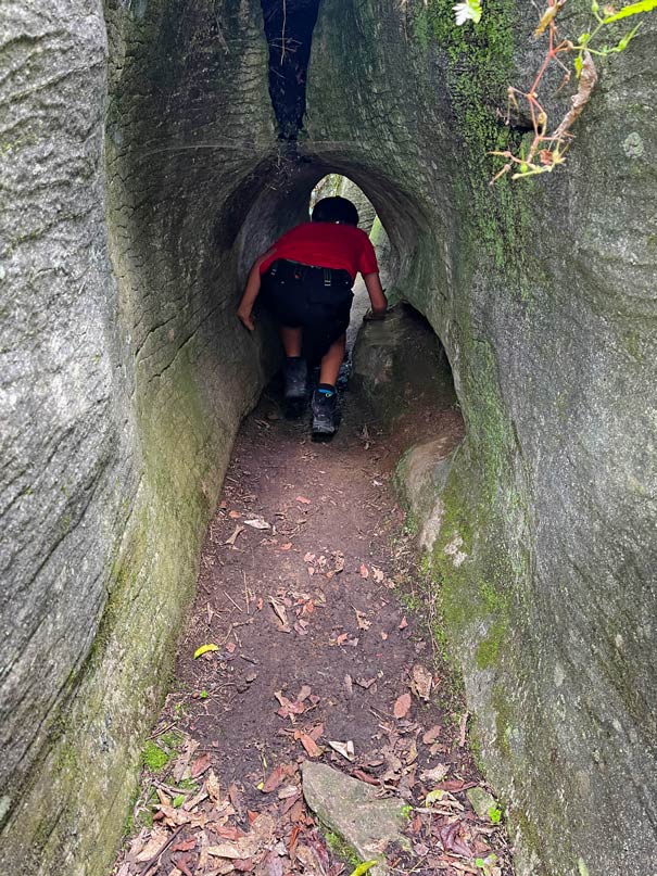 kind-krabbelt-durch-labyrinth-rocks-sehenswuerdigkeiten-region-nelson-tasman-neuseeland