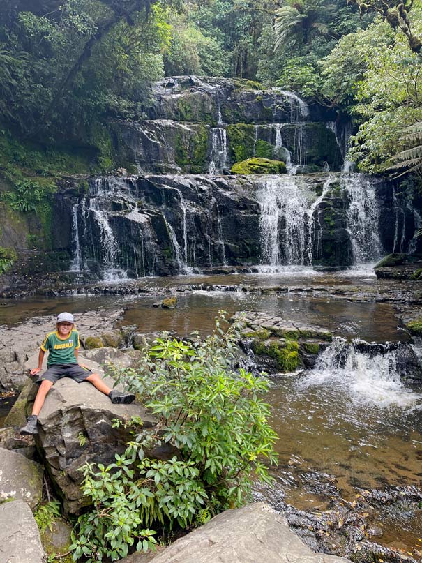 Die Catlins: 11 Tipps für Neuseelands unentdecktes Paradies im Süden purakaunui-falls-wasserfall-catlins-sehenswuerdigkeiten-neuseeland-suedinsel