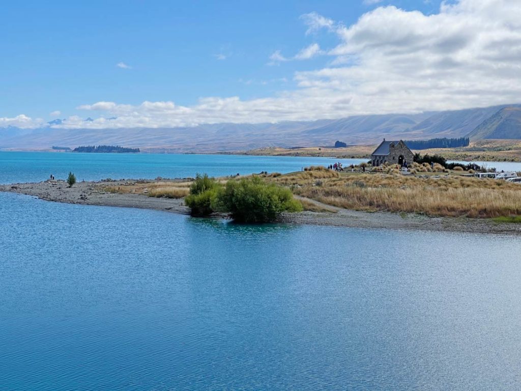 kirche-the-church-of-the-good-shepard-steht-auf.landzunge-umgeben-vom-lake-tekapo-auf-der-suedinsel-neuseeland