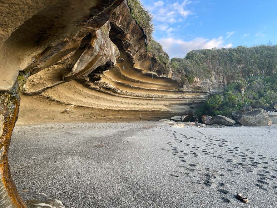 truman-track-strand-westkueste-neuseeland-suedinsel-mit-kind