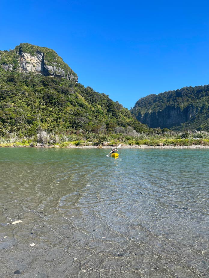 westkueste-suedinsel-neuseeland-kajakfahren-pororari-lagoon-mit-kind