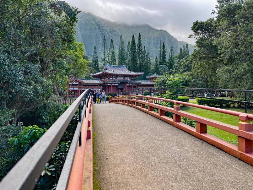 blick-ueber-bruecke-auf-byodo-in-tempel-oahu