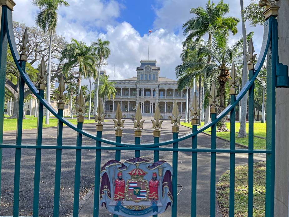 blick-ueber-zraun-auf-Iolani-palace-mit-palmen-gesaeumter-allee