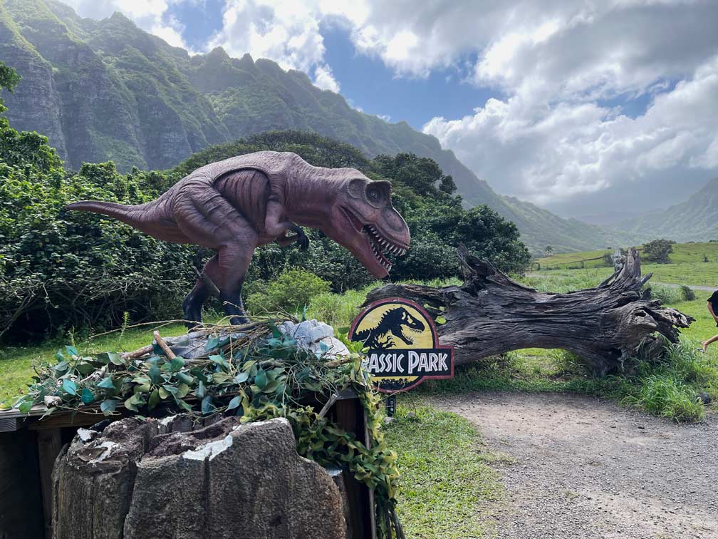 dinosaurier-figur-jurassic-park-schild-in-dramatischer-landschaft-auf-kualoa-ranch