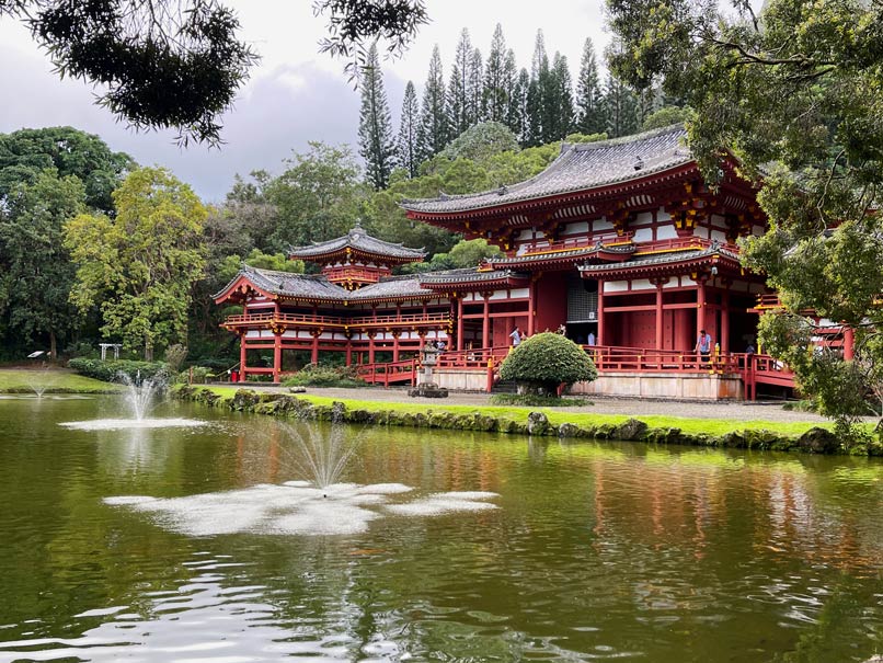 byodo-in-tempel-auf-oahu-vor-teich-mit-kleinem-springbrunnen