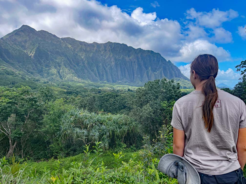 kind-steht-vor-bergkette-auf-oahu