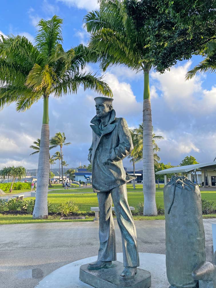 statue-neben-plamen-auf-pearl-harbour