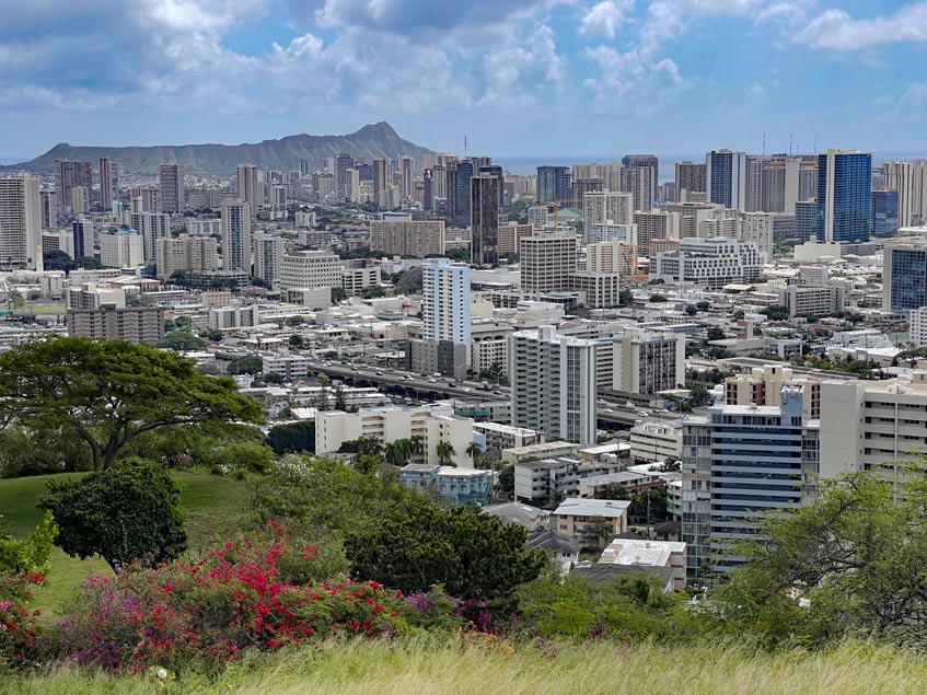 im-vordergrund-gruene-wiese-dann-viele haeuser-und-wolkenkratzer-aussicht-ueber-honolulu