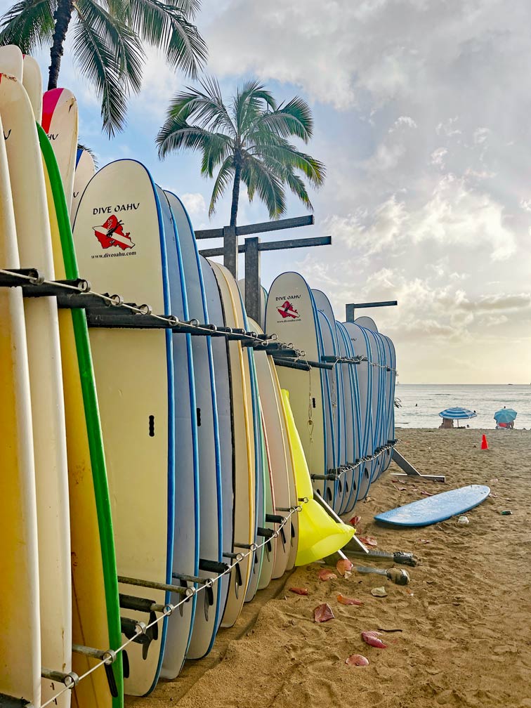 surfbretter-stehen-am-waikiki-beach