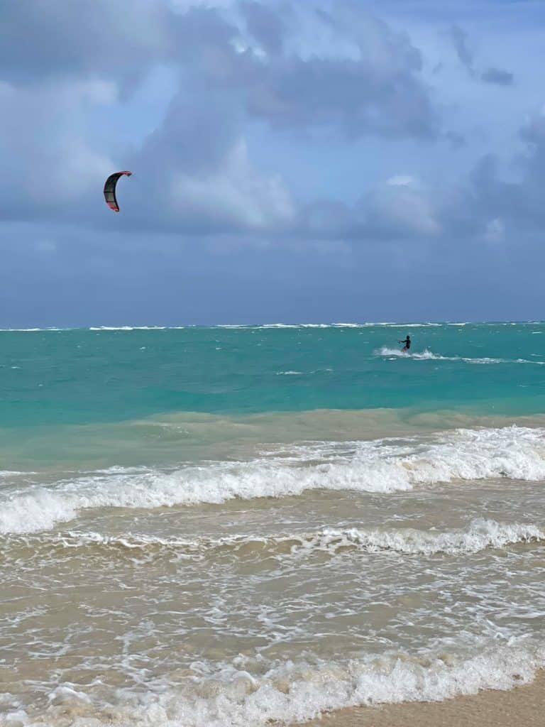 kitesurfer-im-hellblauen-wasser-auf-oahu