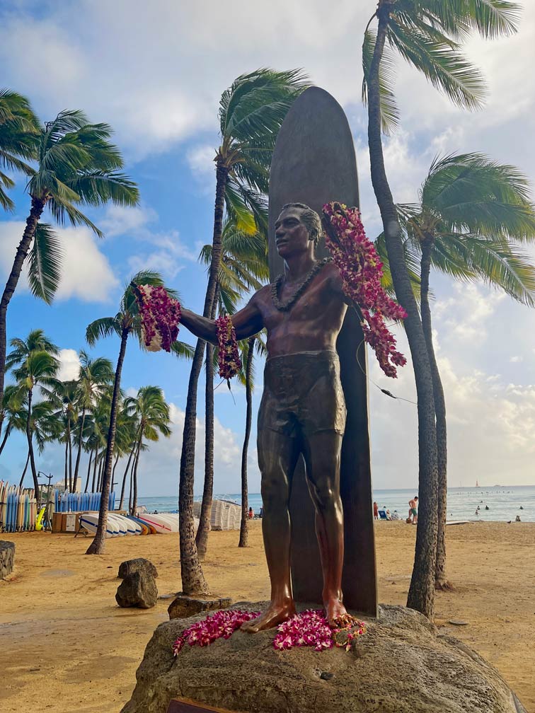 statue-am-waikiki-beach-auf-oahu-geschmueckt-mit-hawaiiketten