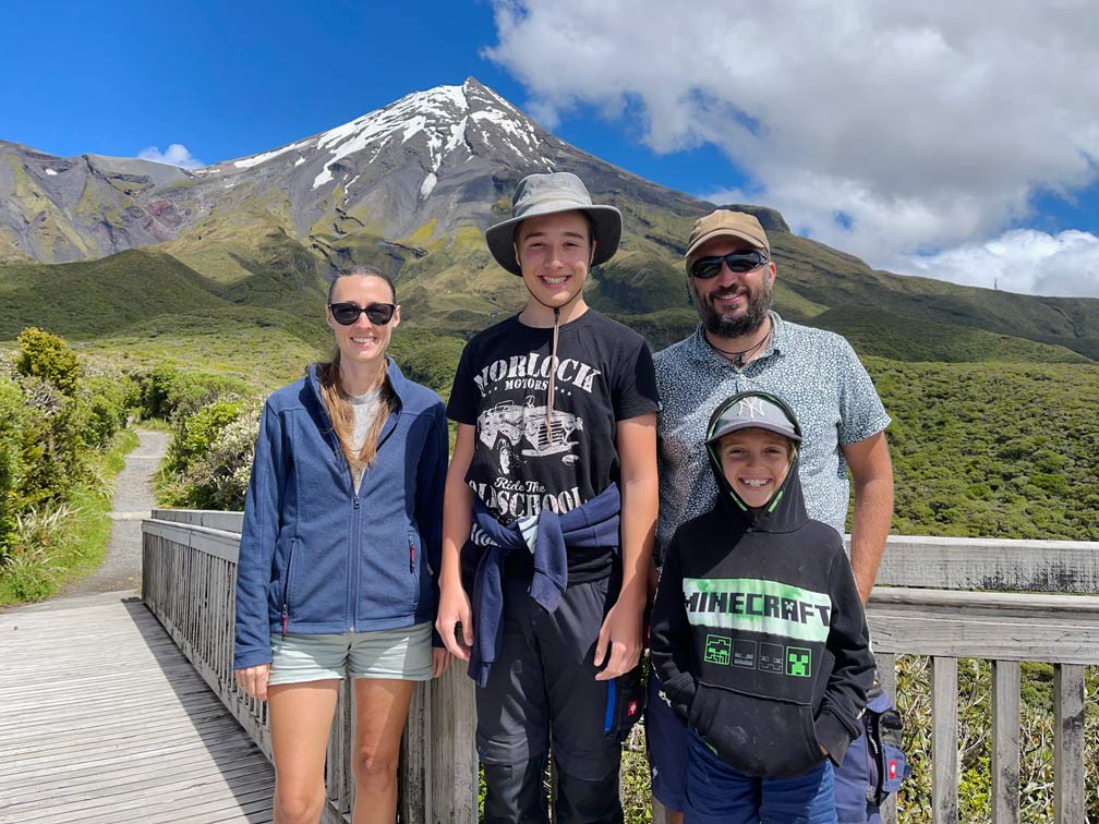 familie-steht-auf-der-aussichtsplattform-stratford-plateau-mit-dem-vulkan-taranaki-im-hintergrund