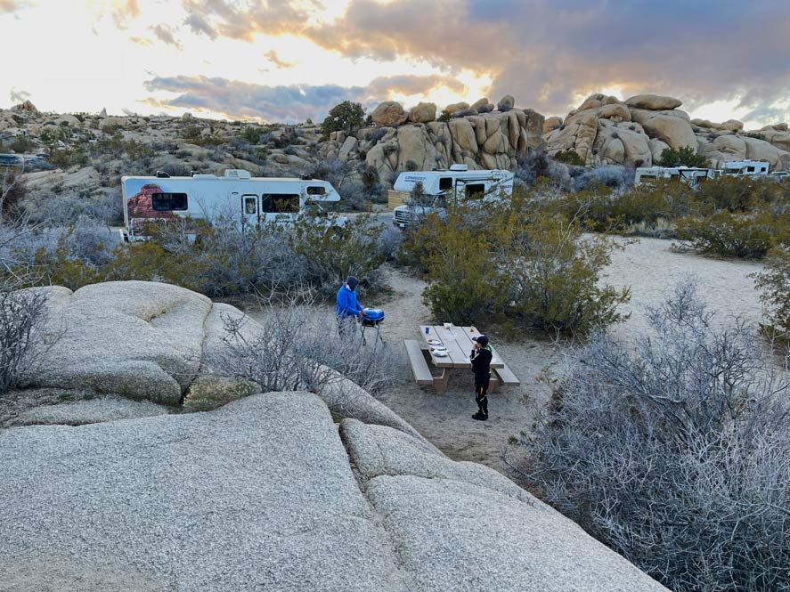 Campingplätze USA | Der ultimative Guide zur Stellplatzsuche wohnmobil-auf-campingplatz-mit-grillstelle-an-felsen-joshua-tree-nationalpark-kalifornien