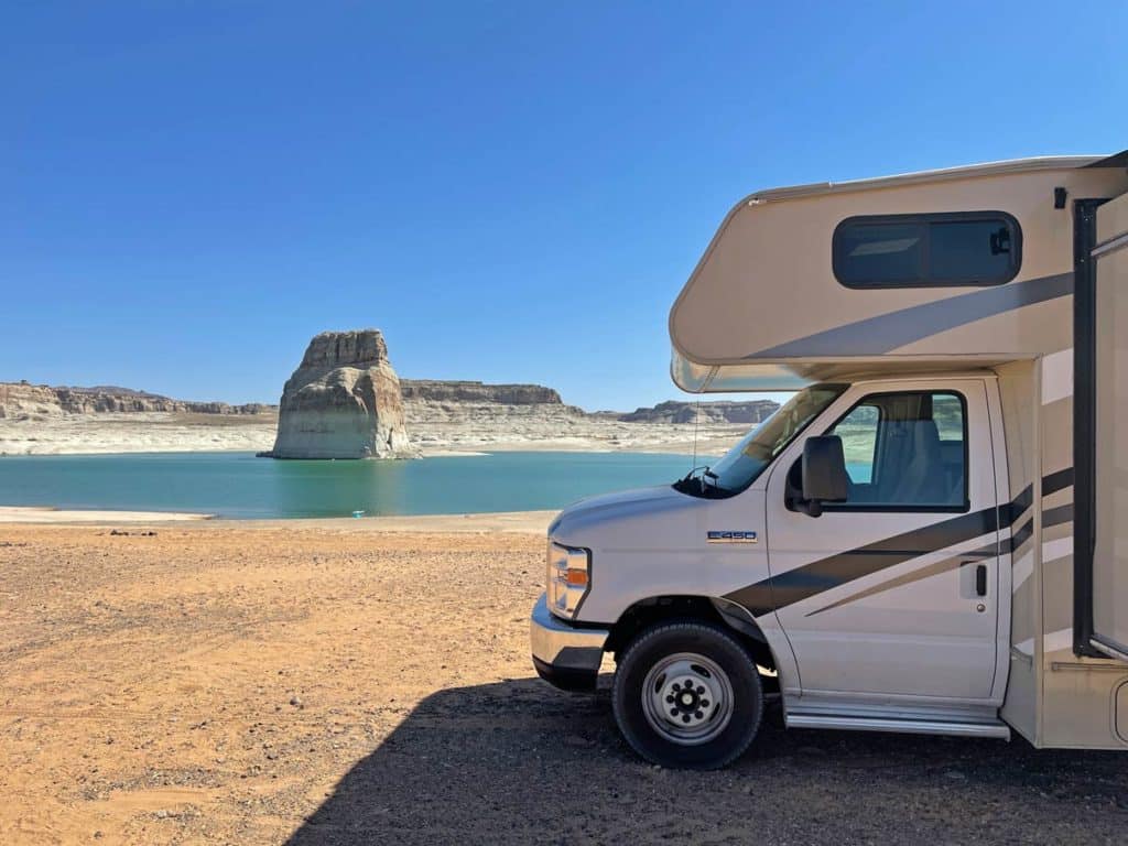 Campingplätze USA | Der ultimative Guide zur Stellplatzsuche wohnmobil-am-strand-vor-felsen-im-wasser-campingplaetze-usa-state-parks