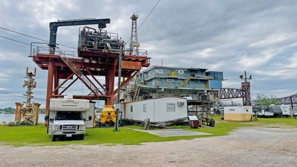 Campingplätze USA | Der ultimative Guide zur Stellplatzsuche Wohnmobil-vor-oel-plattform-campingplatz-usa-finden-harvest-host-camping-highlight-mit-kindern