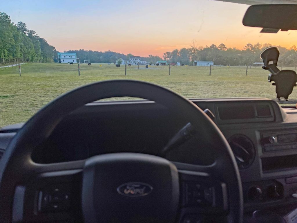 blick-auf-bauernhof-im-sonnenaufgang-campingplatz-usa-hipcamp-app-uebernachtung-bauernhof-mit-wohnmobil-farmstay