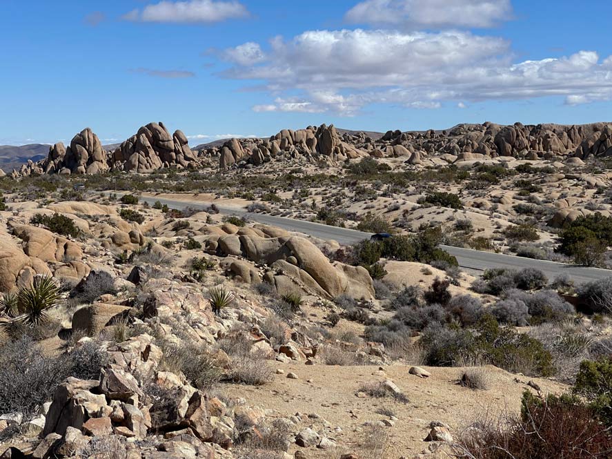 strasse-durch-jumbo-rocks-wonderland-joshua-tree-sued-kalifornien-verschiedene-felsen-neben-der-strasse