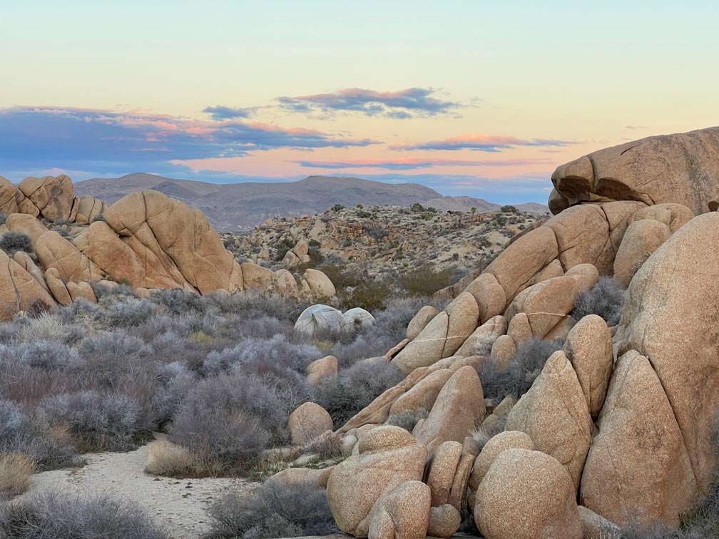 sonnenuntergang-im-joshua-tree-nationalpark-rosa-himmel-ueber-verschiedenen-felsen