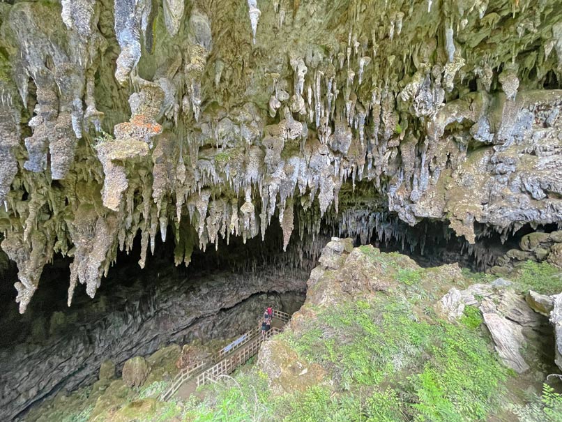 offene-tropfstein-hoehle-mit-aussichtsplattform-in-neuseeland