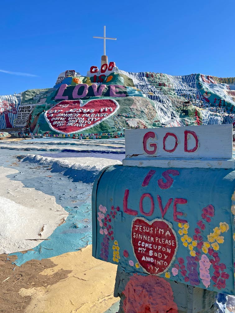 salvation-mountain-sued-kalifornien-mit-camper