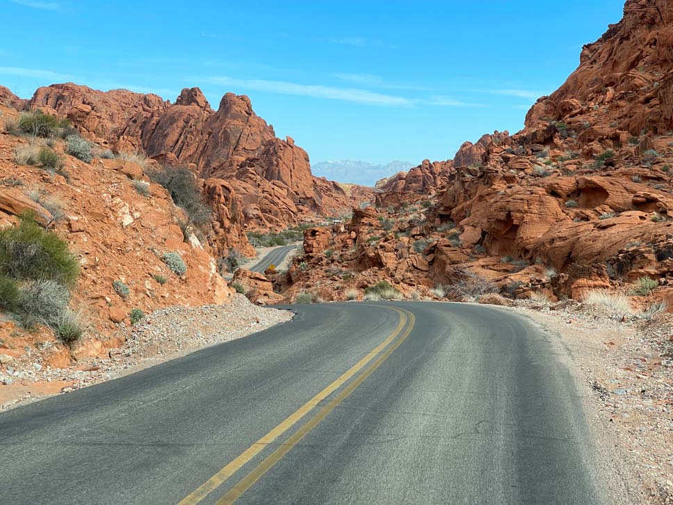 strasse-im-suedwesten-der-usa-sprachen-lernen-mit-podcasts-auf-dem-roadtrip