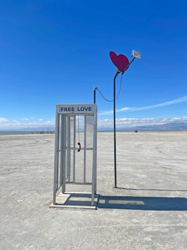 telefonzelle-free-love-bombay-beach-salton-sea-kalifornien