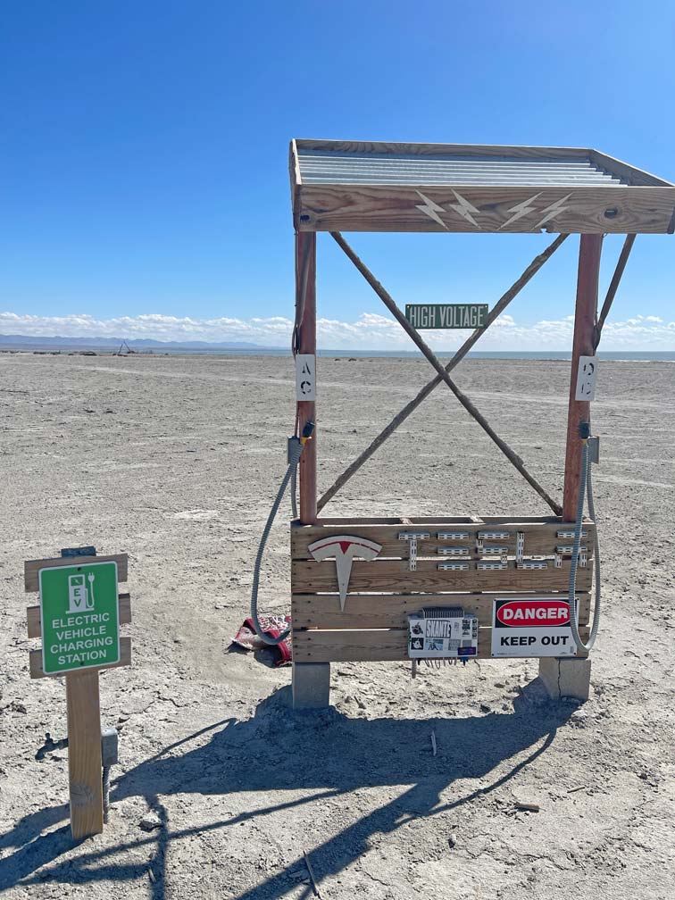 tesla-ladestation-bombay-beach-salton-sea-sehenswuerdigkeiten-anza-borrego