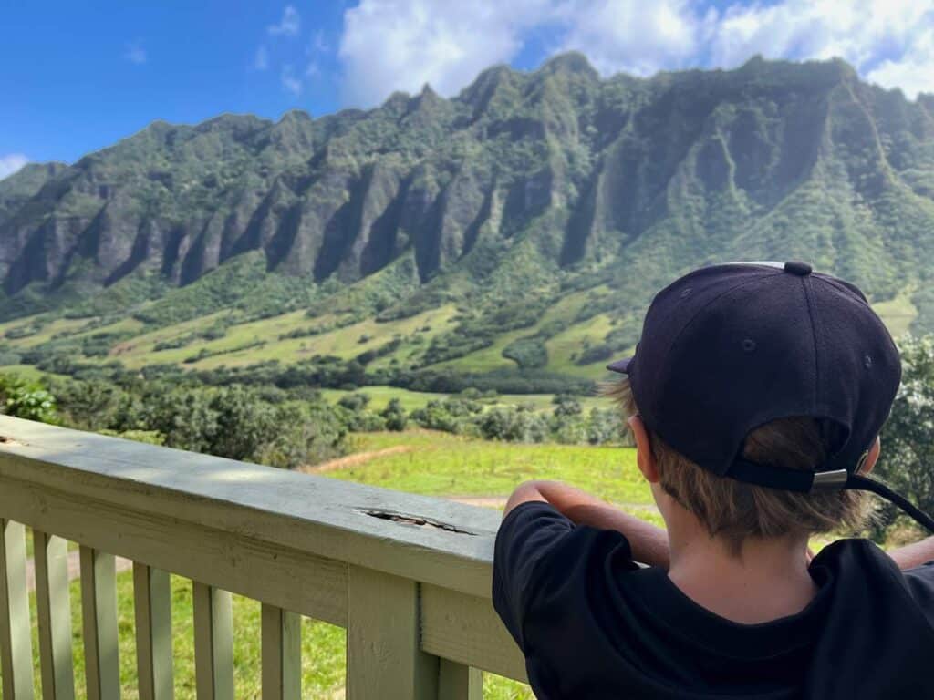 kind-blickt-auf-dramatische-felskette-auf-oahu