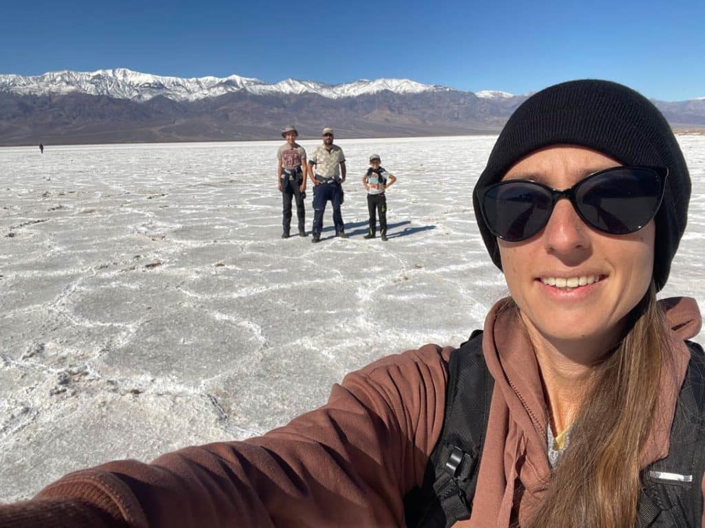 badwater basin death valley nationalpark mit kind