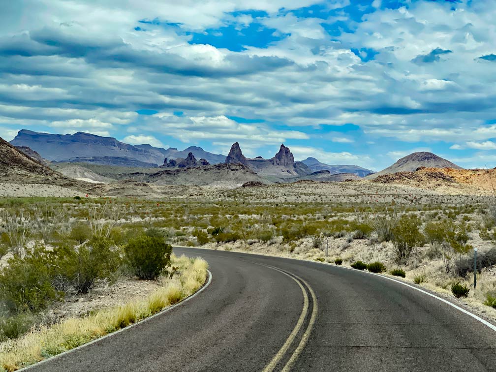 blick-auf-kurvige-strasse-in-der-ferne-bergige-landschaft-im-big-bend-nationalpark-texas