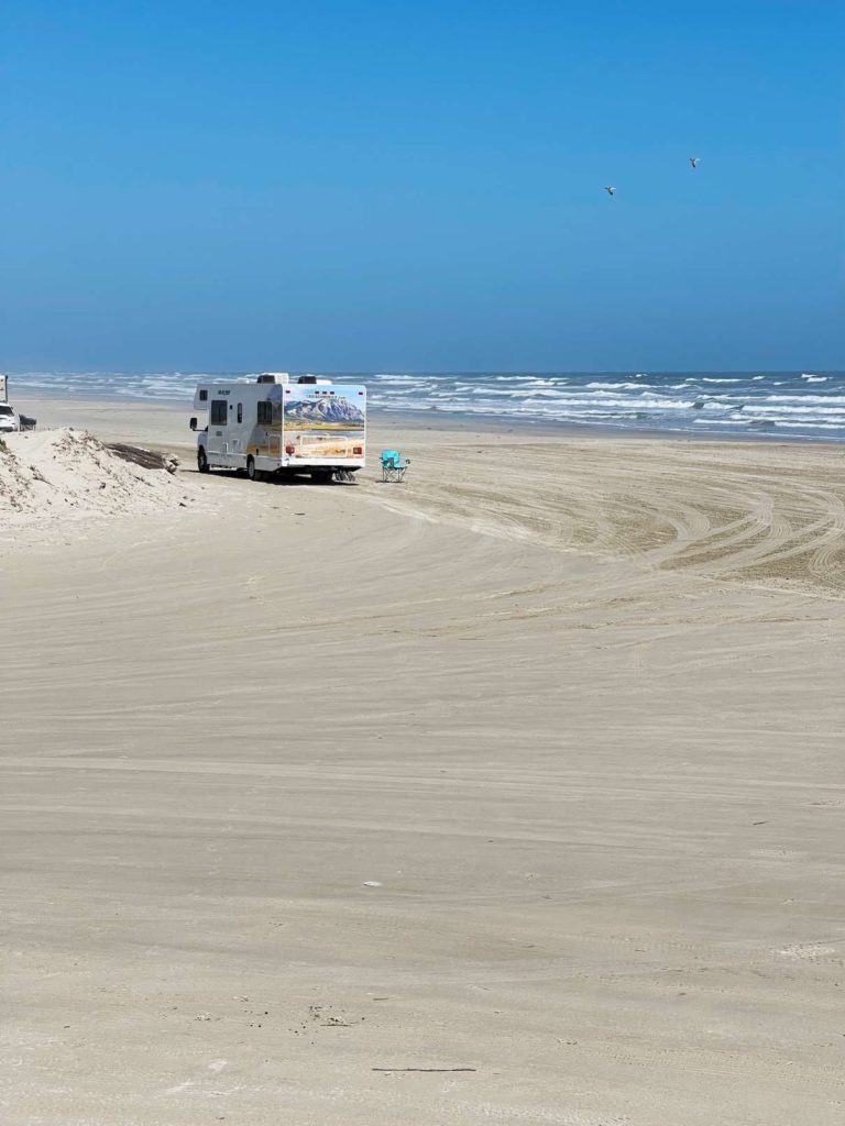 wohnmobil-direkt-auf-dem-strand-mit-blick-auf-das-meer-in-texas