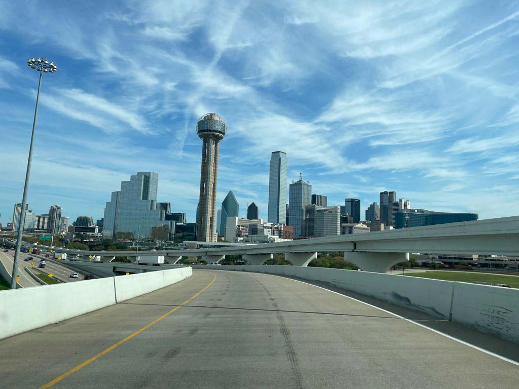 skyline-mit-hochhaeusern-von-dallas-sehenswuerdigkeiten-texas