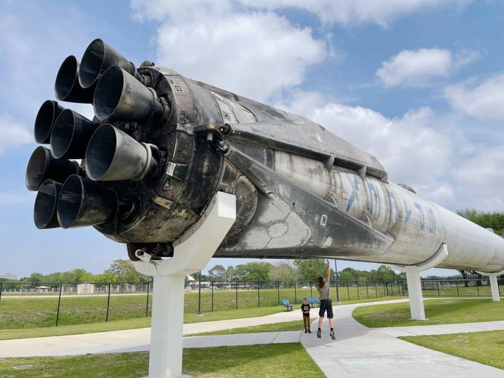 kinder-unter-falcon-9-nasa-johnson-space-center-houston-sehenswuerdigkeiten-texas