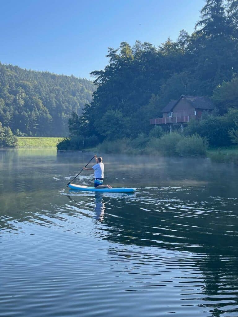 mann-sup-see-gedanken-rueckkehr-langzeitreise