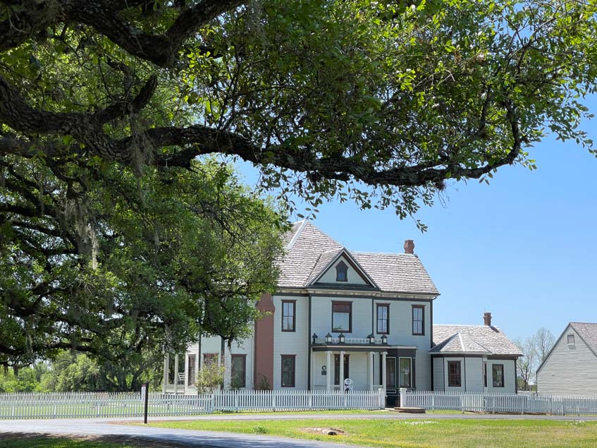 altes-farmerhaus-auf-der-george-ranch-in-texas-unter-grossen-eichenbaum