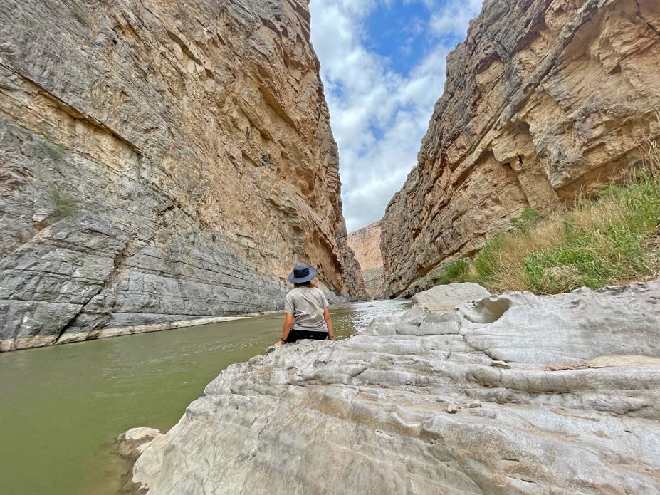 kind-am-santa-elena-canyon-big-bend-nationalpark-sehenswuerdigkeiten-texas