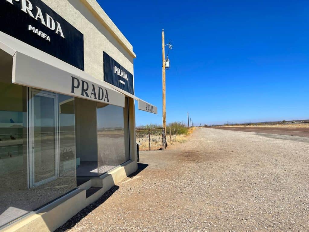 prada-marfa-kunstinstallation-eines-prada-shops-mitten-in-der-texanischen-einsamkeit