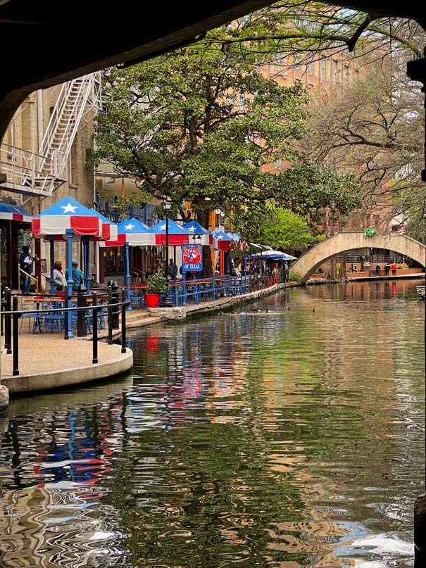 san-antonio-riverwalk-fluss-der-sich-malerisch-durch-mit-restaurants-gesaeumte-gasse-schlaengelt-in-texas