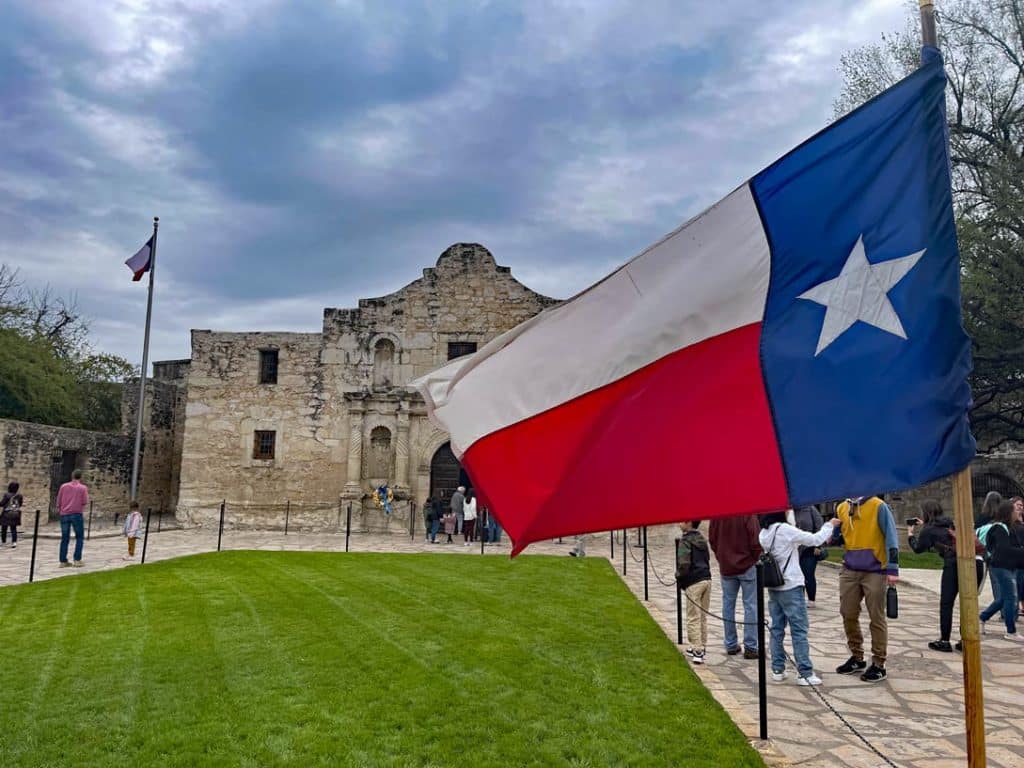 the-alamo-kirche-mit-wehender-texas-flagge-in-san-antonio